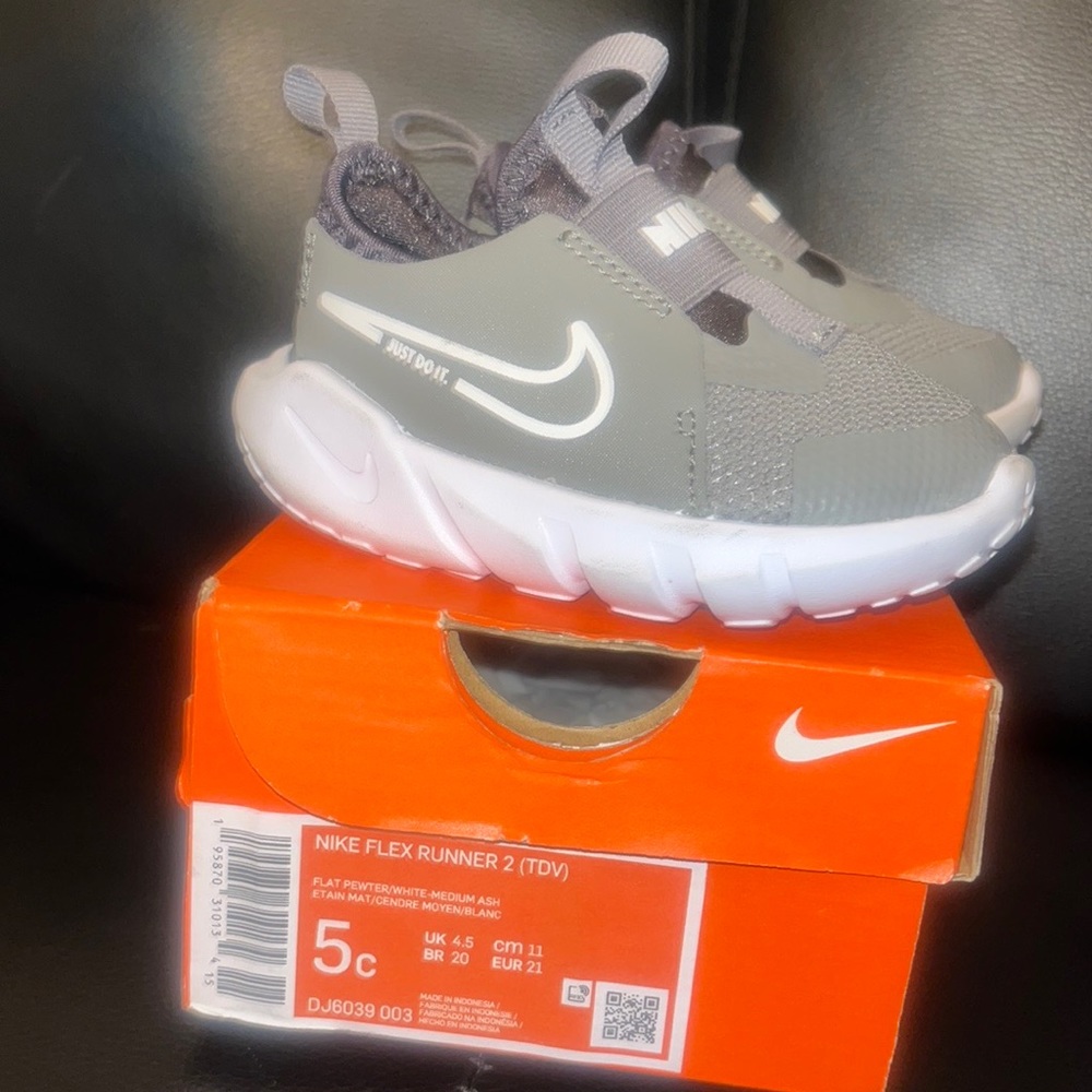Nike Flex Runner 2 (size 5c) grey